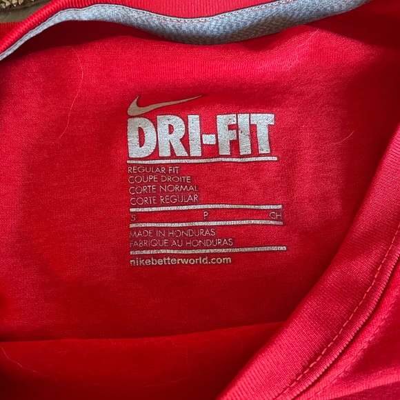 Nike dri fit red Mens small tee im#368545 - Picture 2 of 3